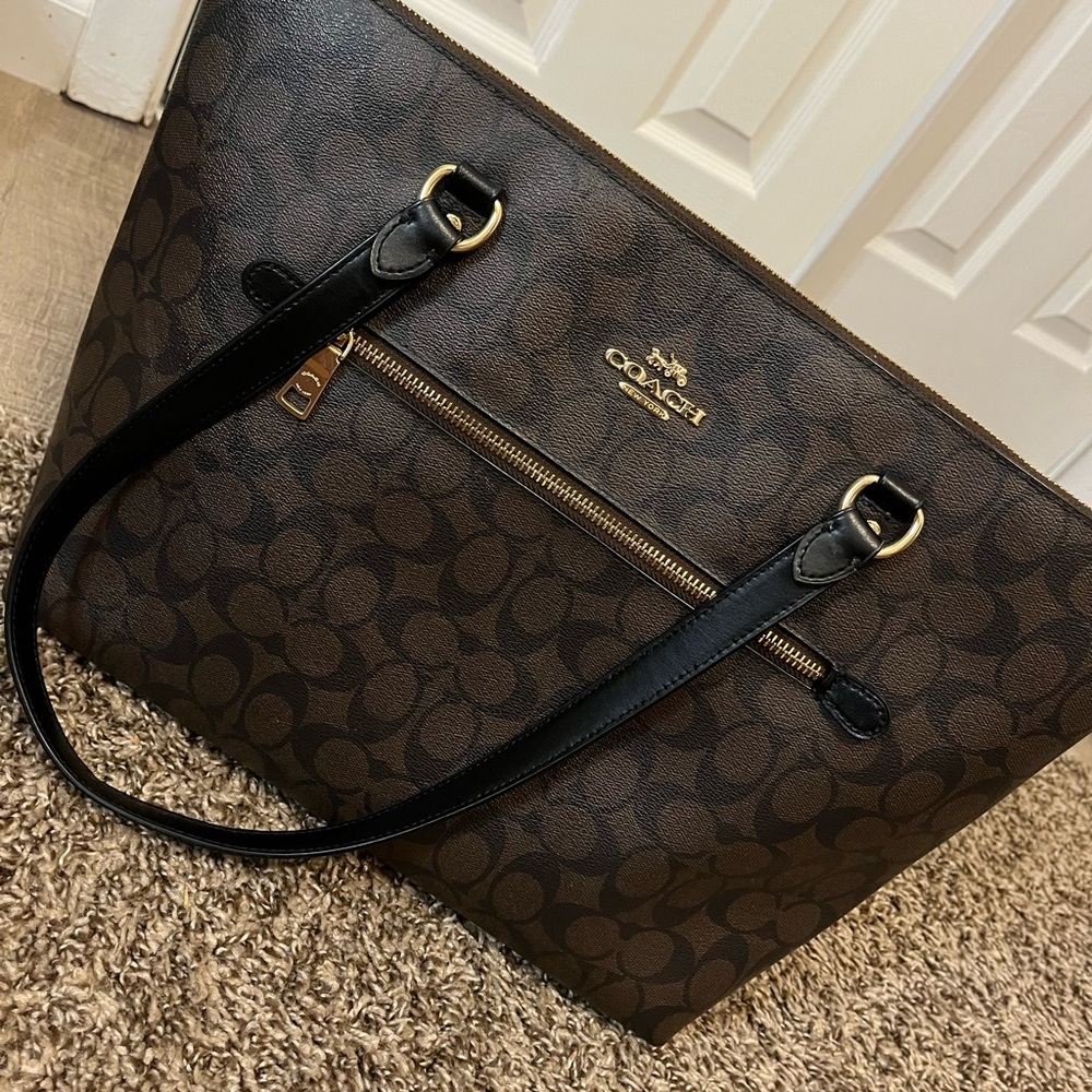 Coach Gallery Tote In Signature Canvas